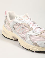 ZAPATILLAS NEW BALANCE MR530 en color Beige