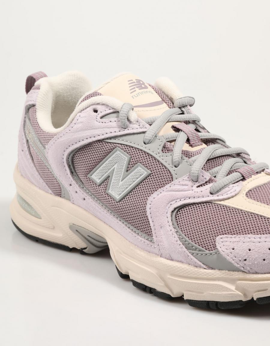ZAPATILLAS NEW BALANCE MR530 en color Rosa