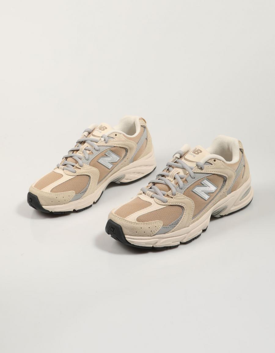 ZAPATILLAS NEW BALANCE MR530 en color Beige