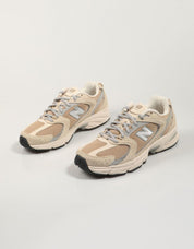 ZAPATILLAS NEW BALANCE MR530 en color Beige