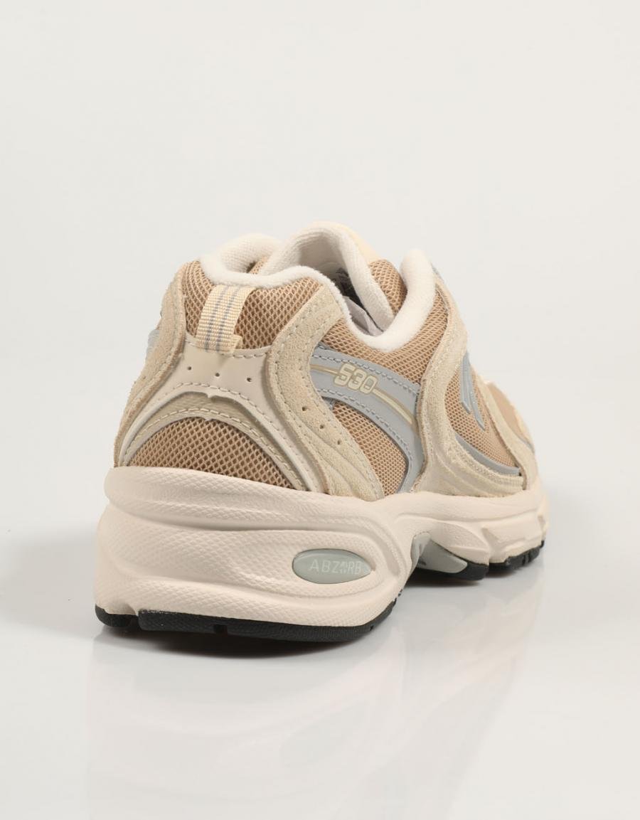 ZAPATILLAS NEW BALANCE MR530 en color Beige