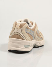 ZAPATILLAS NEW BALANCE MR530 en color Beige