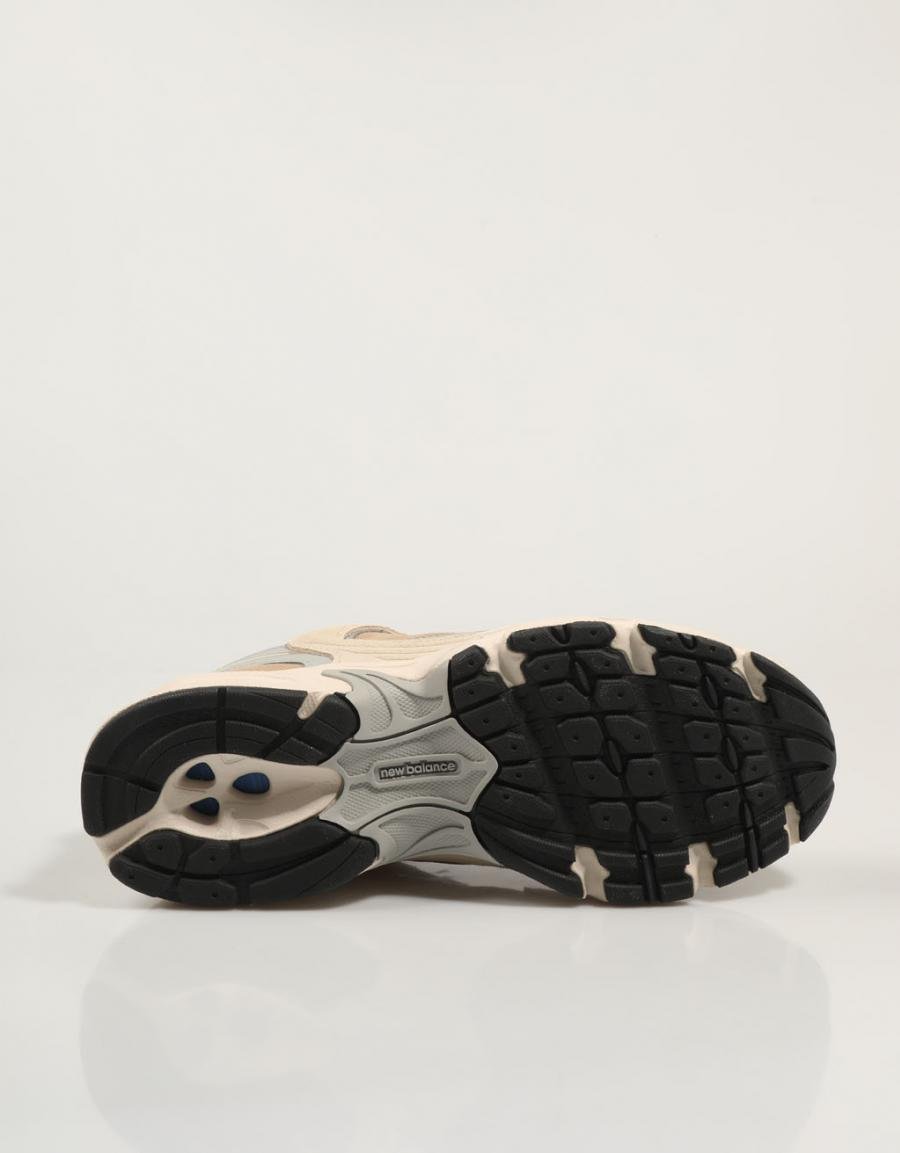 ZAPATILLAS NEW BALANCE MR530 en color Beige