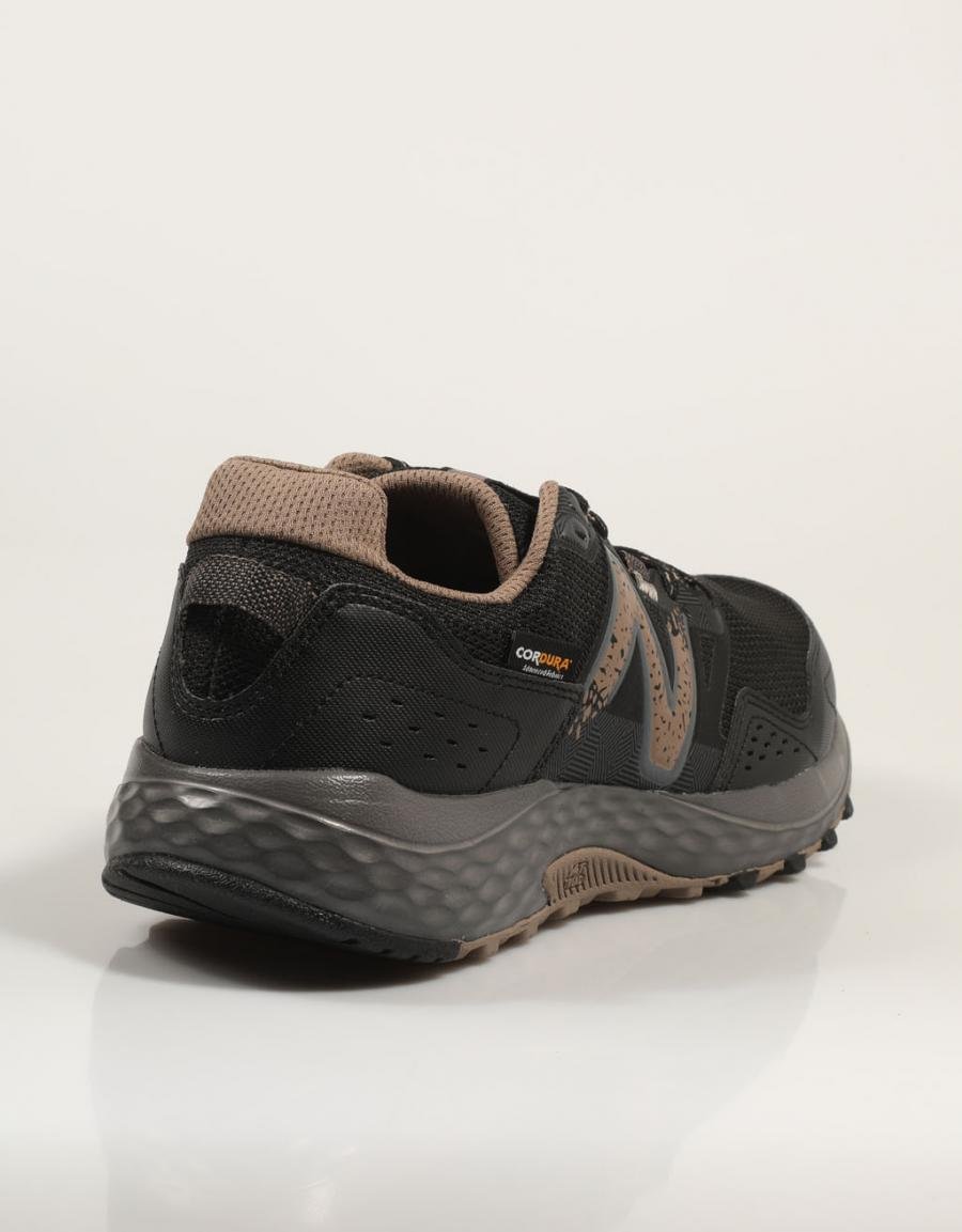 Tênis NEW BALANCE MT4100 em cor preta