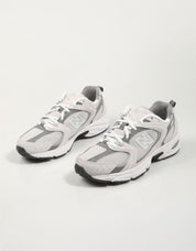 ZAPATILLAS NEW BALANCE MR 530 en color Beige