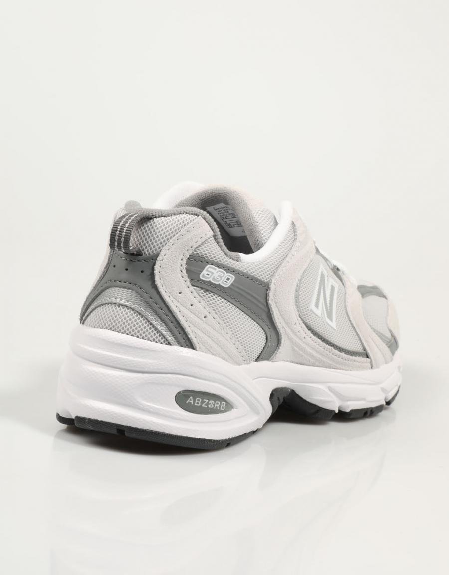 ZAPATILLAS NEW BALANCE MR 530 en color Beige