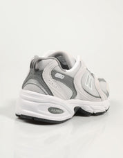 ZAPATILLAS NEW BALANCE MR 530 en color Beige