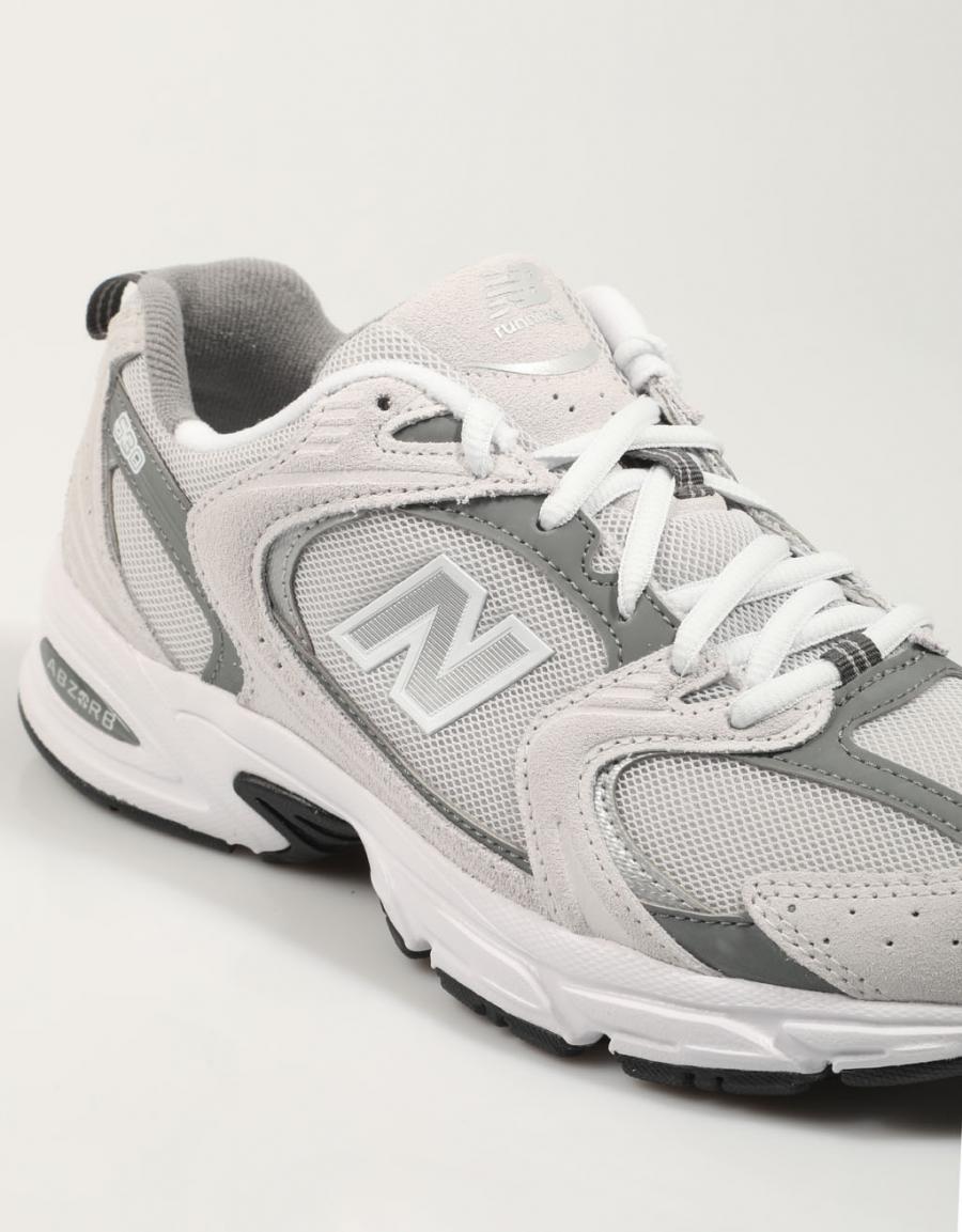 ZAPATILLAS NEW BALANCE MR 530 en color Beige
