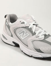ZAPATILLAS NEW BALANCE MR 530 en color Beige