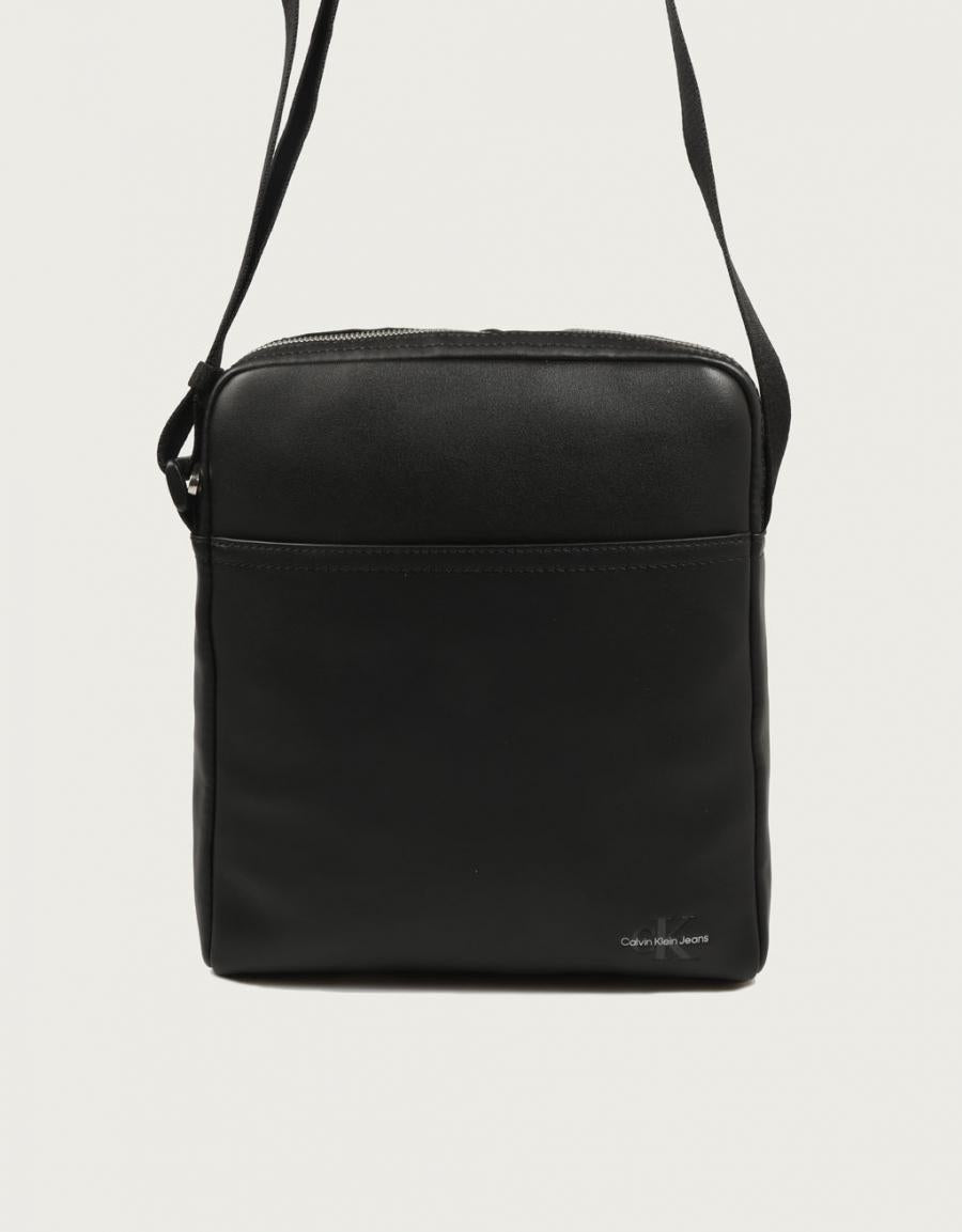 Calvin Klein Monogramm Soft Reporter22 Bandolera in Schwarz