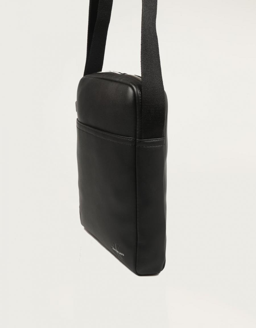 Calvin Klein Monogramm Soft Reporter22 Bandolera in Schwarz