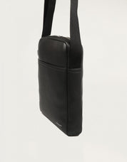 Calvin Klein Monogramm Soft Reporter22 Bandolera in Schwarz