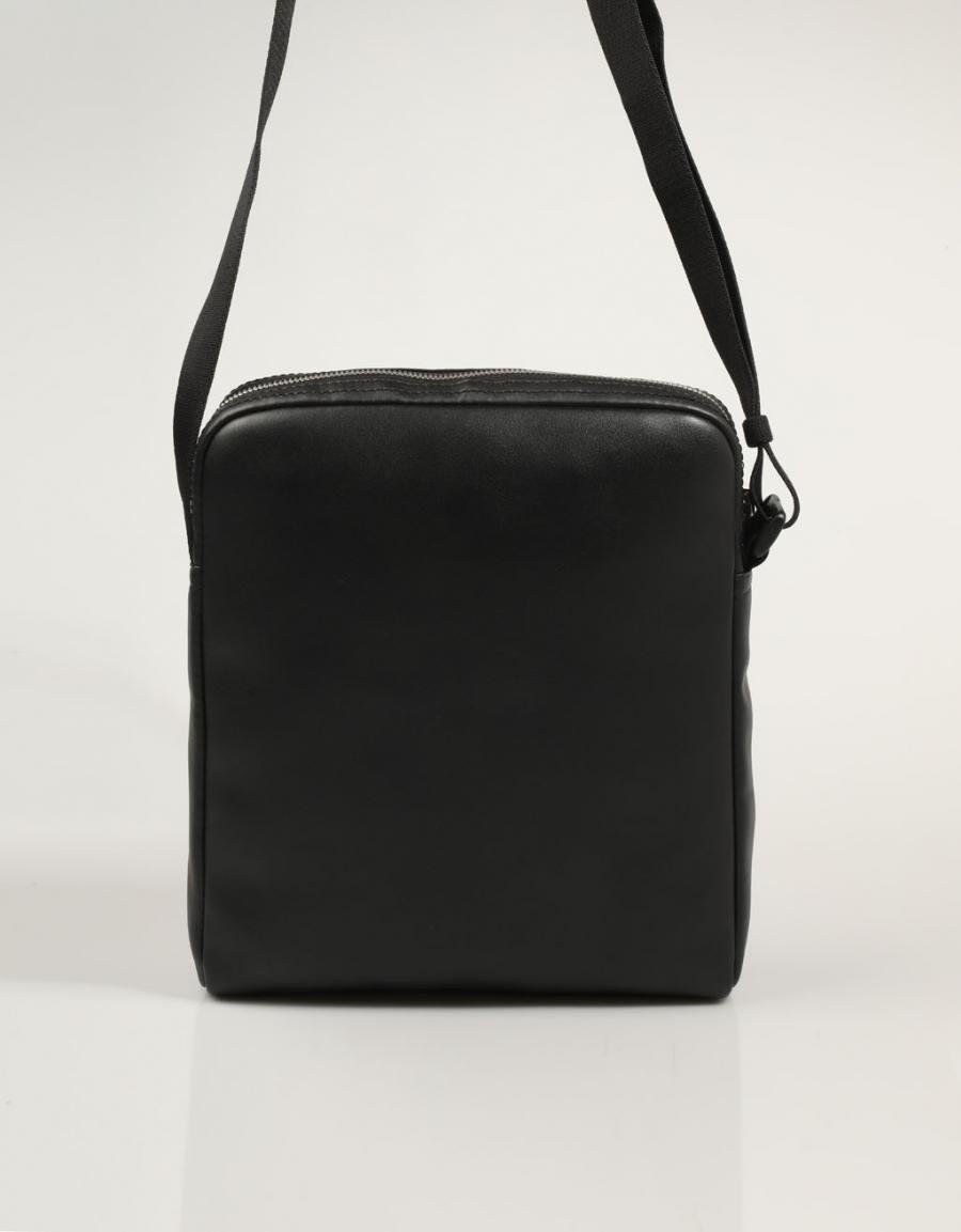 Calvin Klein Monogramm Soft Reporter22 Bandolera in Schwarz