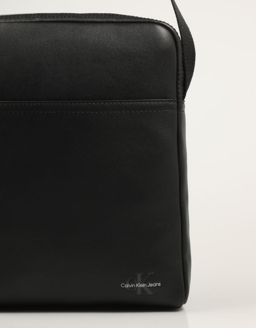 Calvin Klein Monogramm Soft Reporter22 Bandolera in Schwarz