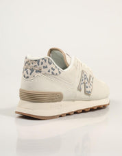 ZAPATILLAS NEW BALANCE WL574 en color Hielo
