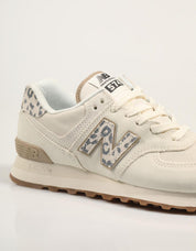 ZAPATILLAS NEW BALANCE WL574 en color Hielo