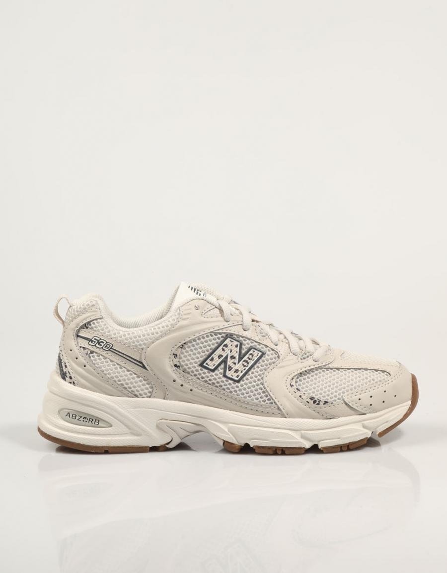 ZAPATILLAS NEW BALANCE MR530 en color Beige