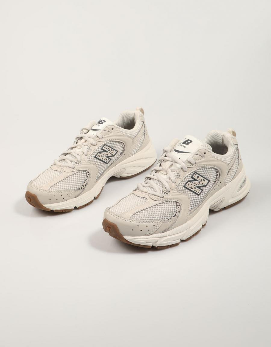 ZAPATILLAS NEW BALANCE MR530 en color Beige
