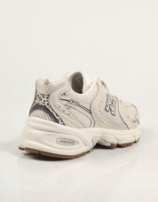 Sneakers NEW BALANCE MR530 in beige