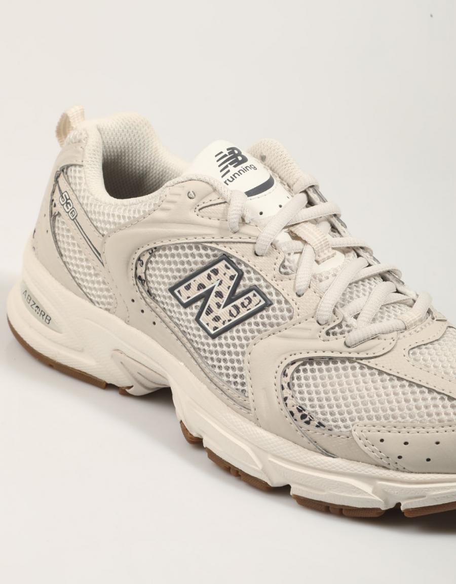 Sneakers NEW BALANCE MR530 in beige