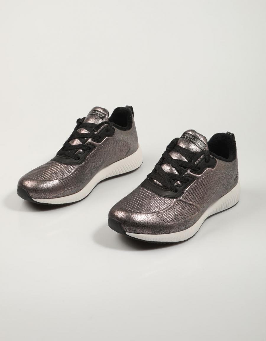 ZAPATILLAS SKECHERS BOBS SPORT SQUAD en color Plata