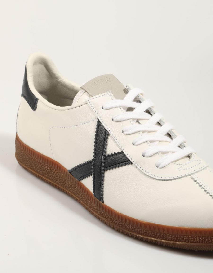 ZAPATILLAS MUNICH BARRU en color Blanco
