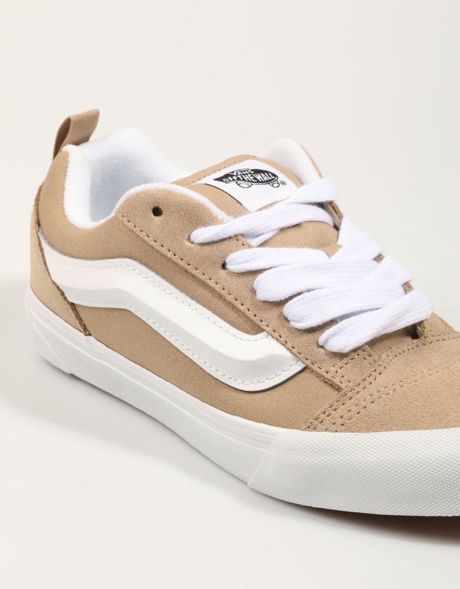 KNU SKOOL KNUS SKUE in Beige color