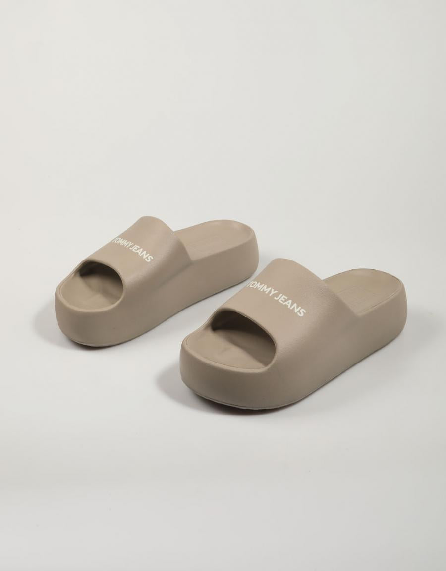 CHANCLAS TOMMY HILFIGER CHUNKY FLAT en color Gris