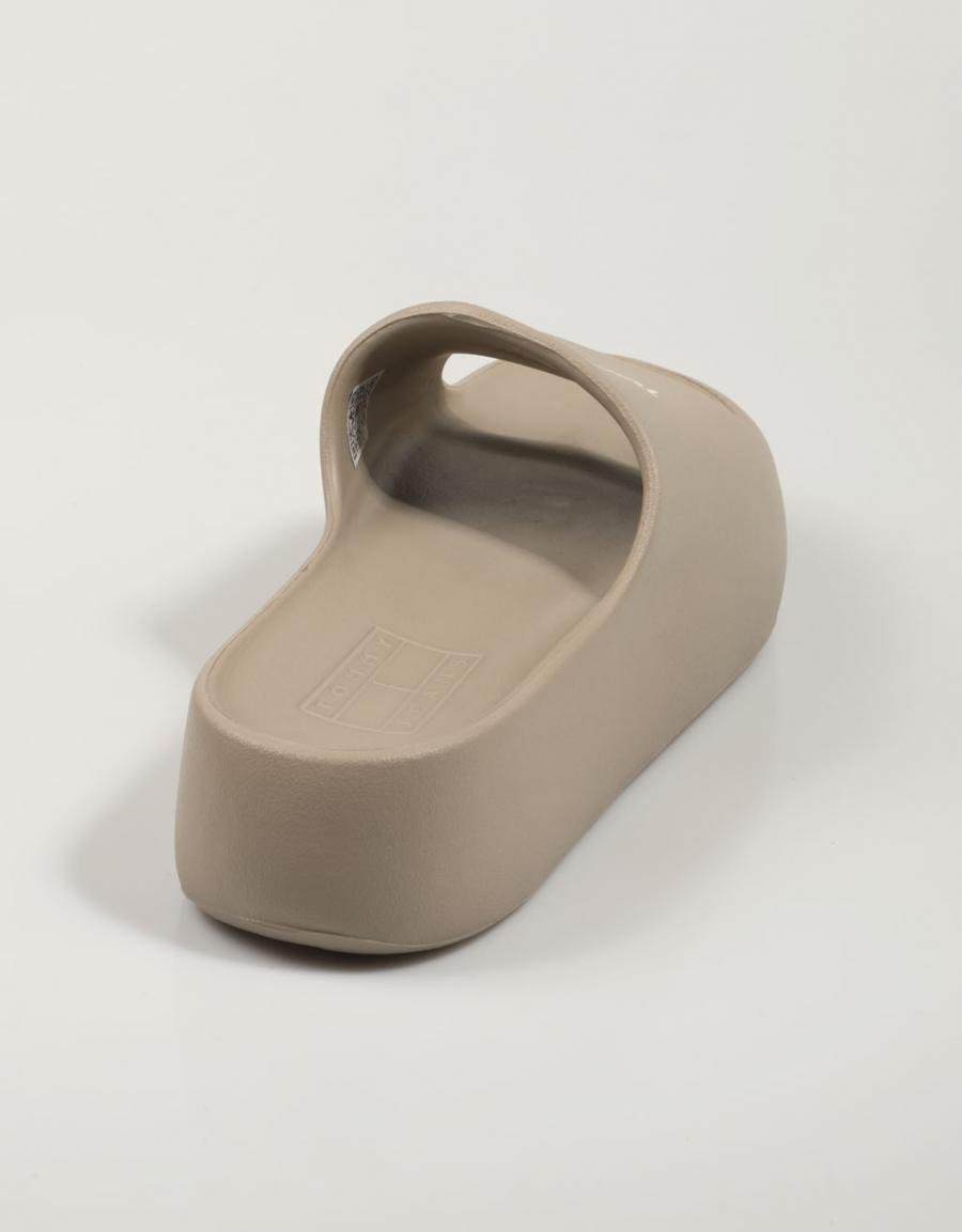 CHANCLAS TOMMY HILFIGER CHUNKY FLAT en color Gris