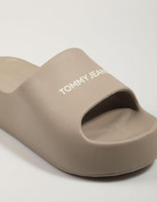 CHANCLAS TOMMY HILFIGER CHUNKY FLAT en color Gris