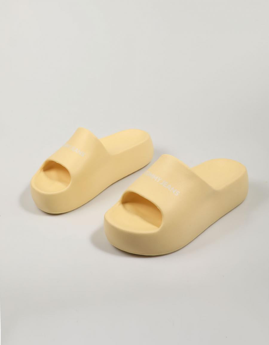 TOMMY HILFIGER CHUNKY FLAT CHANCLAS IN GREEN COLOR