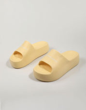 TOMMY HILFIGER CHUNKY FLAT CHANCLAS IN GREEN COLOR