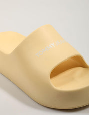 TOMMY HILFIGER CHUNKY FLAT CHANCLAS IN GREEN COLOR