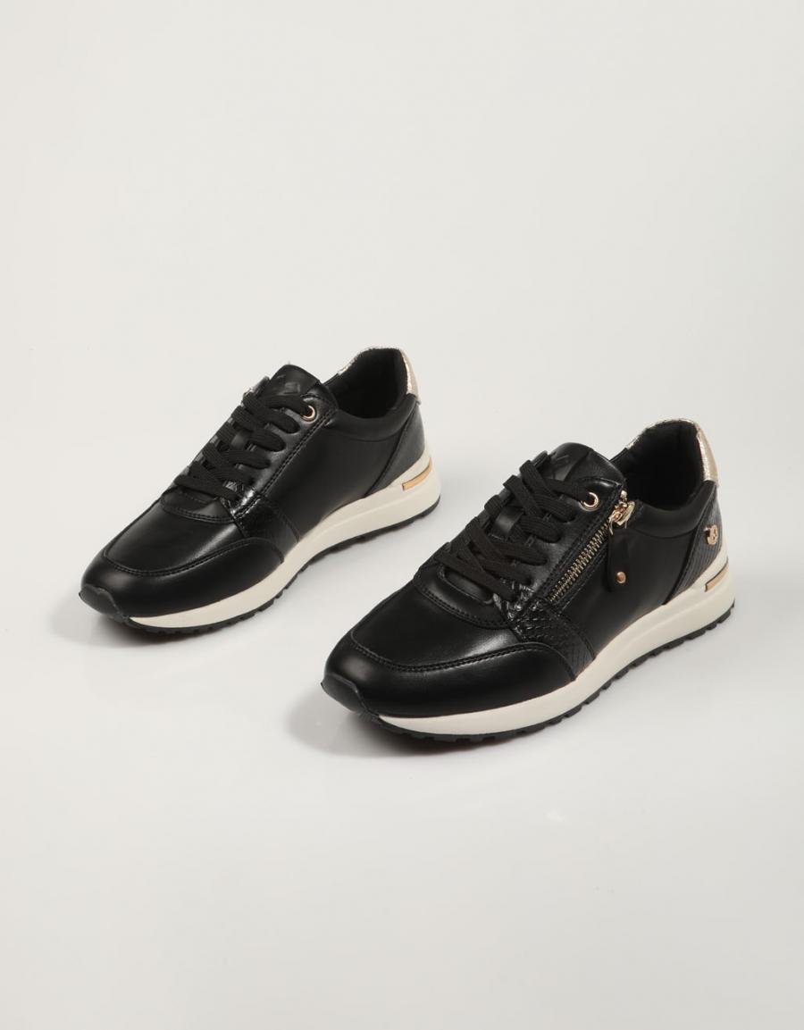 ZAPATILLAS XTI 143202 en color Negro