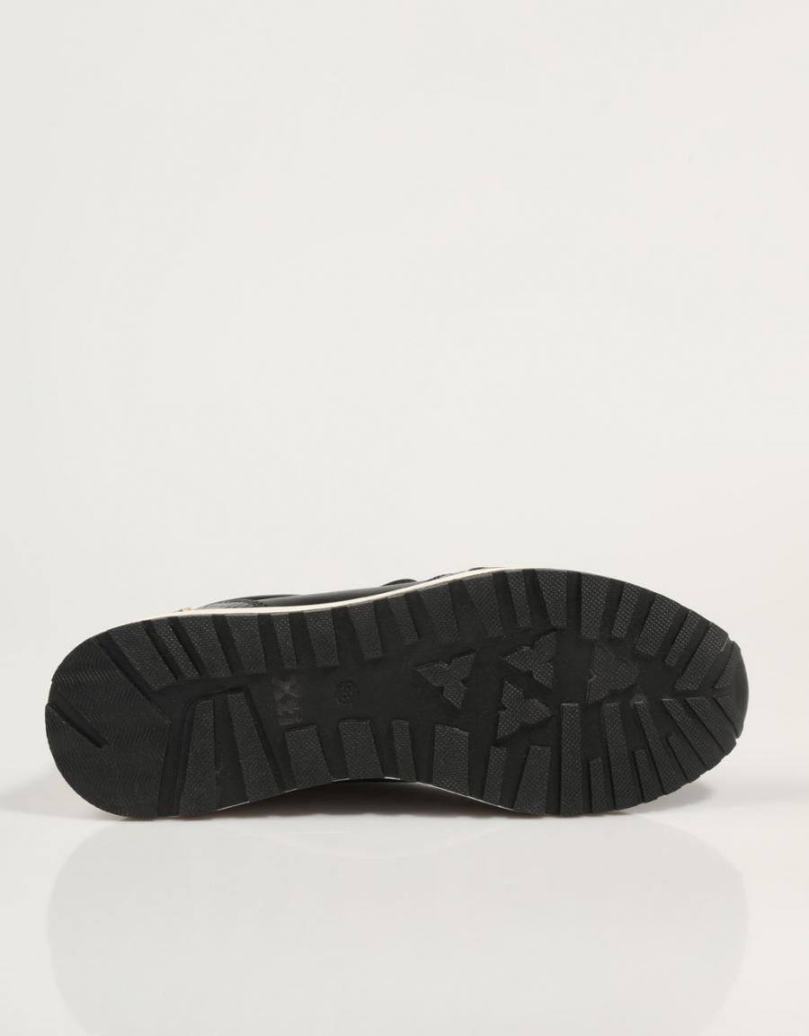 ZAPATILLAS XTI 143202 en color Negro