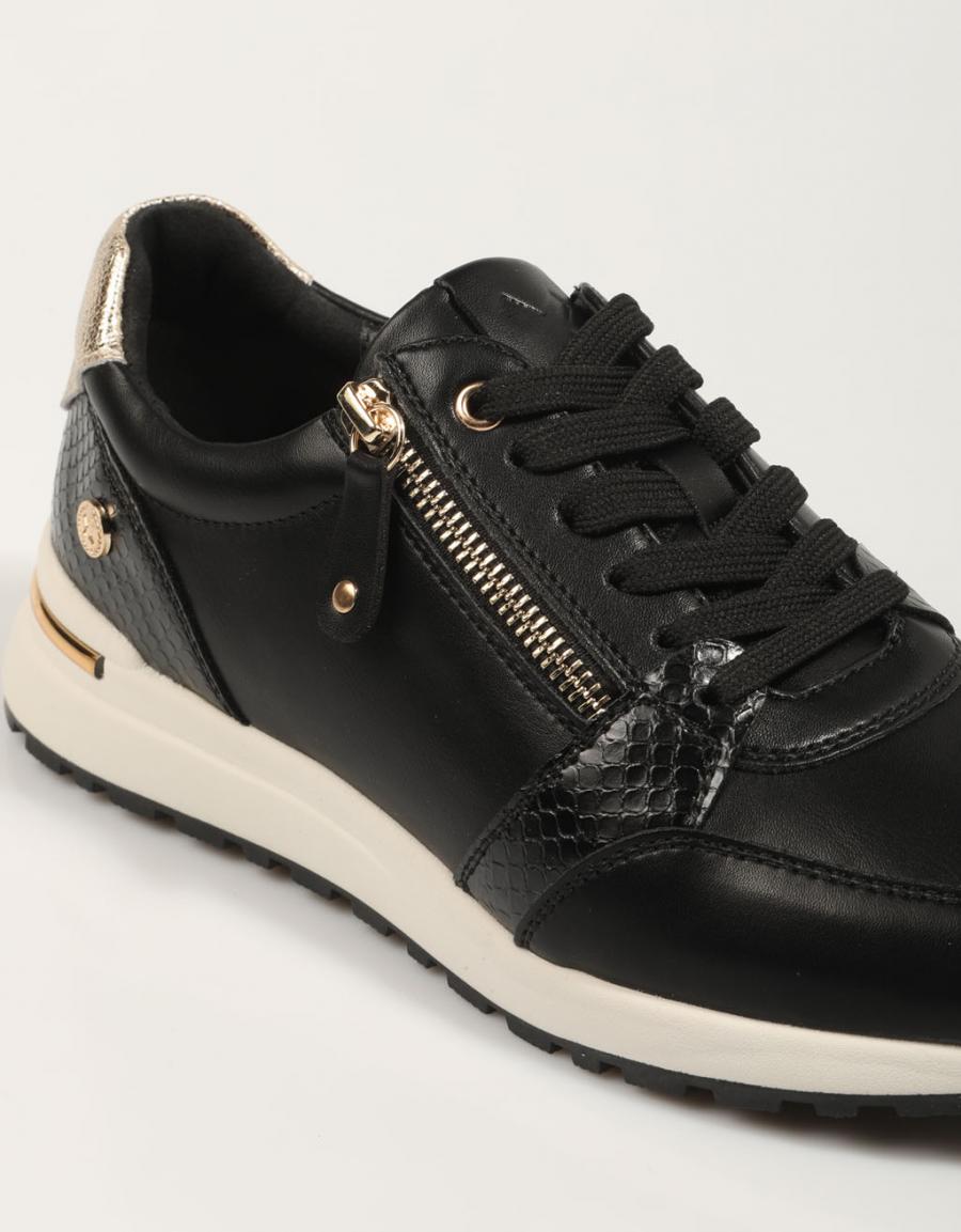 ZAPATILLAS XTI 143202 en color Negro