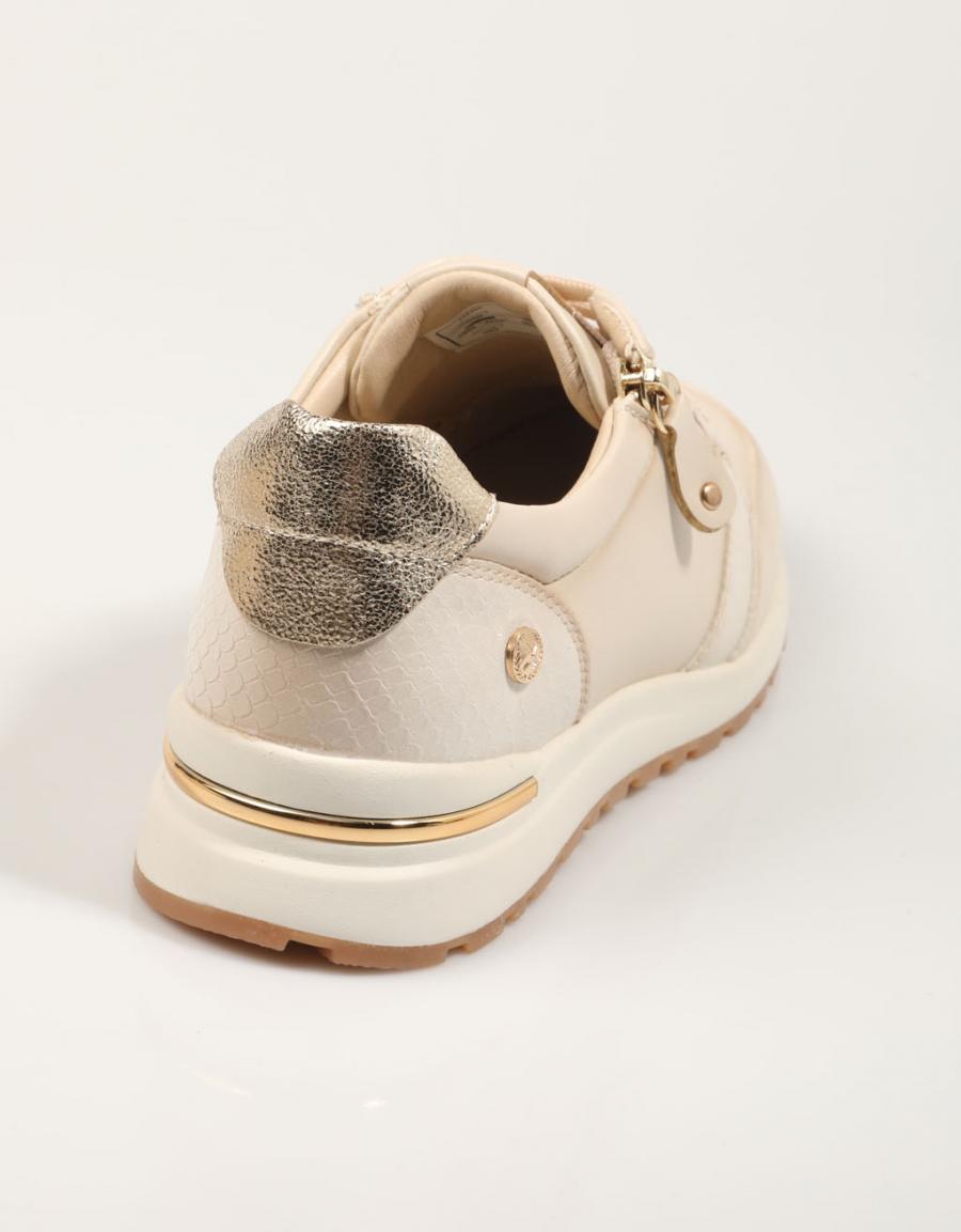 ZAPATILLAS XTI 143202 en color Beige