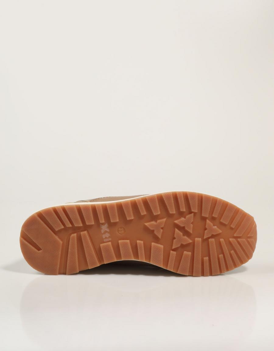 ZAPATILLAS XTI 143374 en color Beige