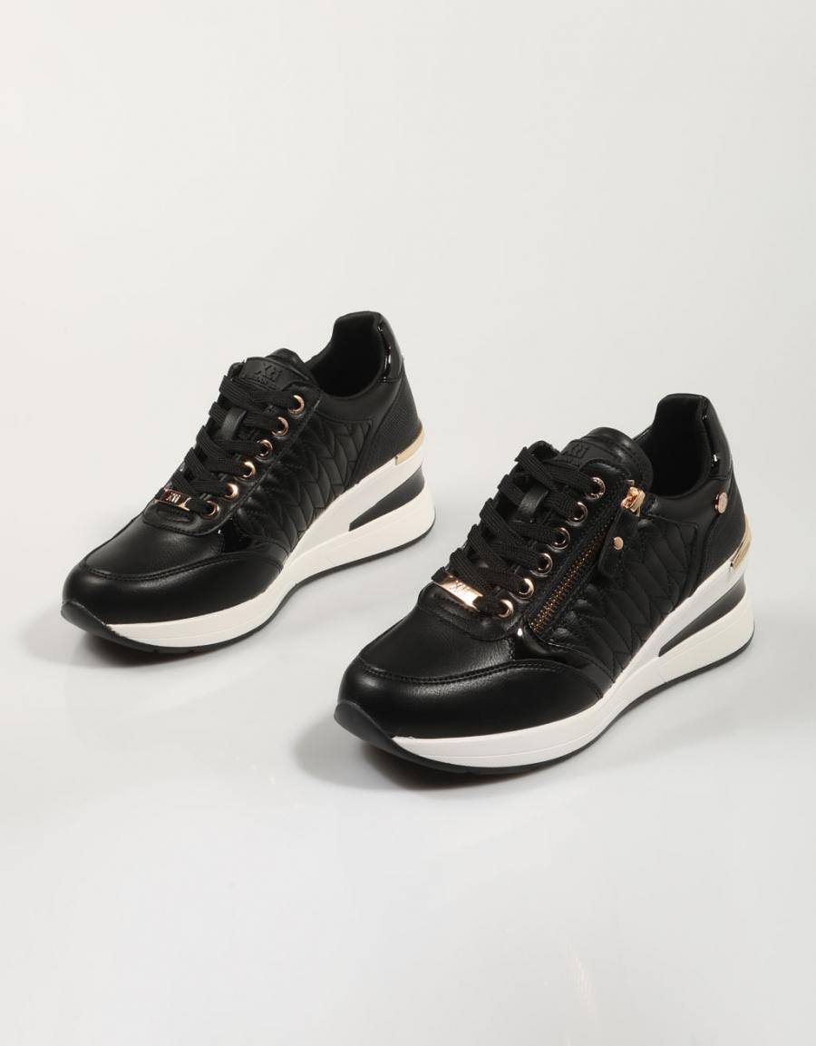 ZAPATILLAS XTI 143071 en color Negro