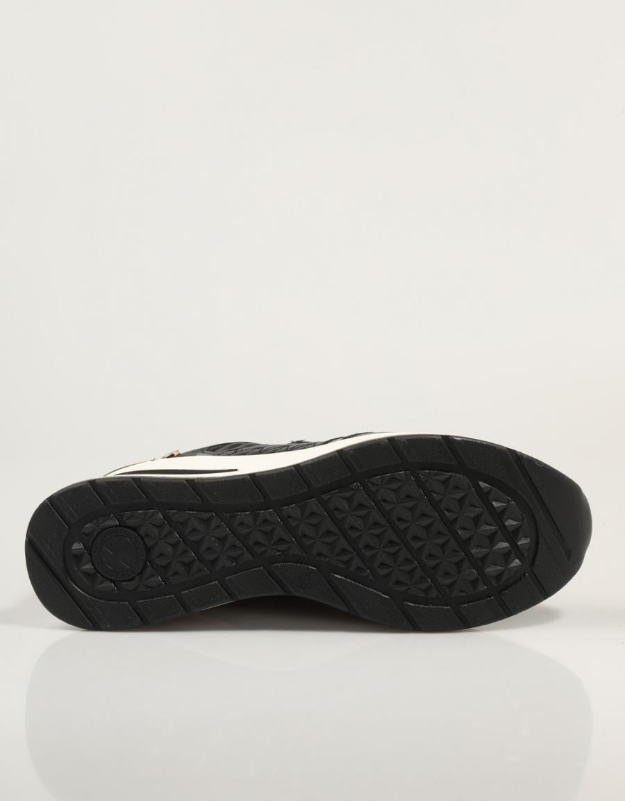 XTI 143071 tênis em preto