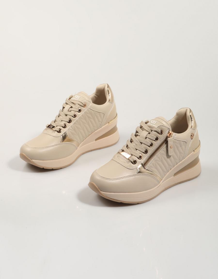 ZAPATILLAS XTI 143071 en color Beige