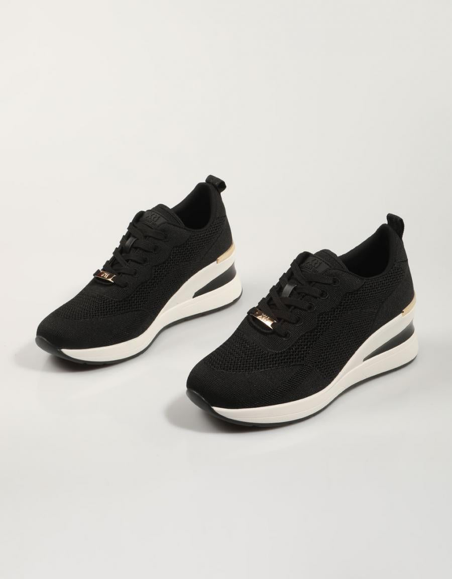 XTI 143069 Sneaker in Schwarz