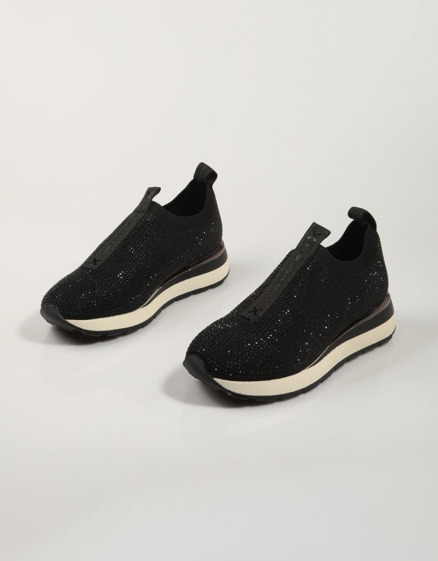 ZAPATILLAS XTI 142964 en color Negro