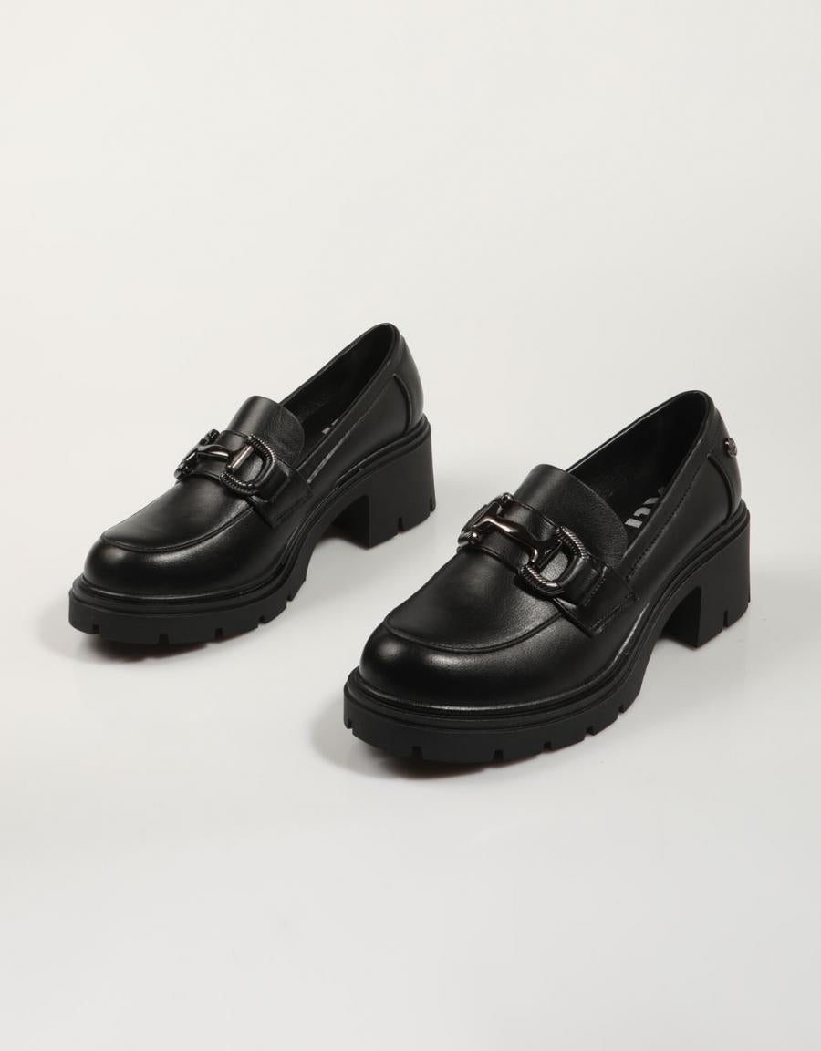 ZAPATOS SPORT XTI 143105 en color Negro