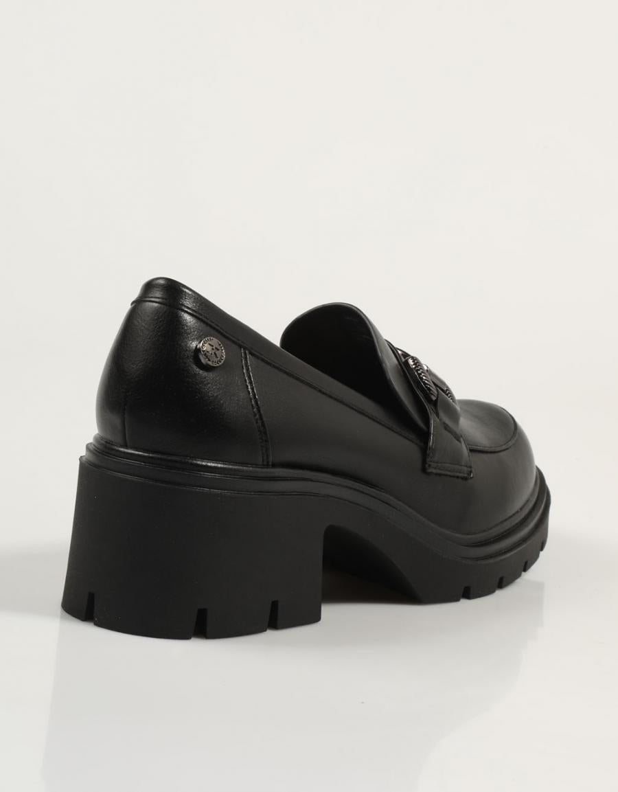 ZAPATOS SPORT XTI 143105 en color Negro