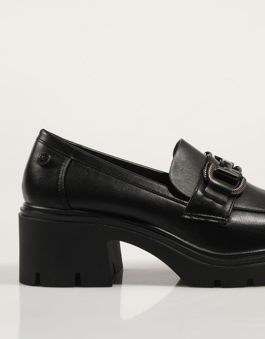 ZAPATOS SPORT XTI 143105 en color Negro