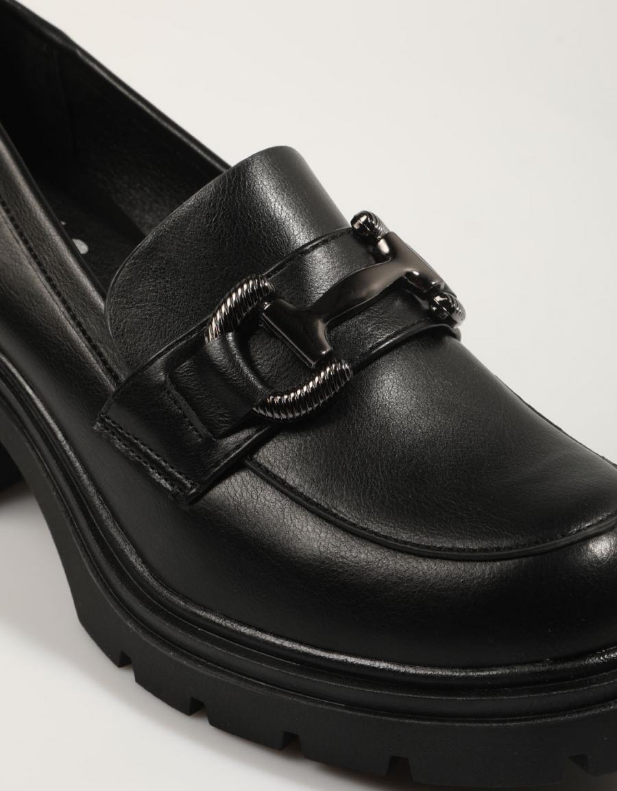 ZAPATOS SPORT XTI 143105 en color Negro