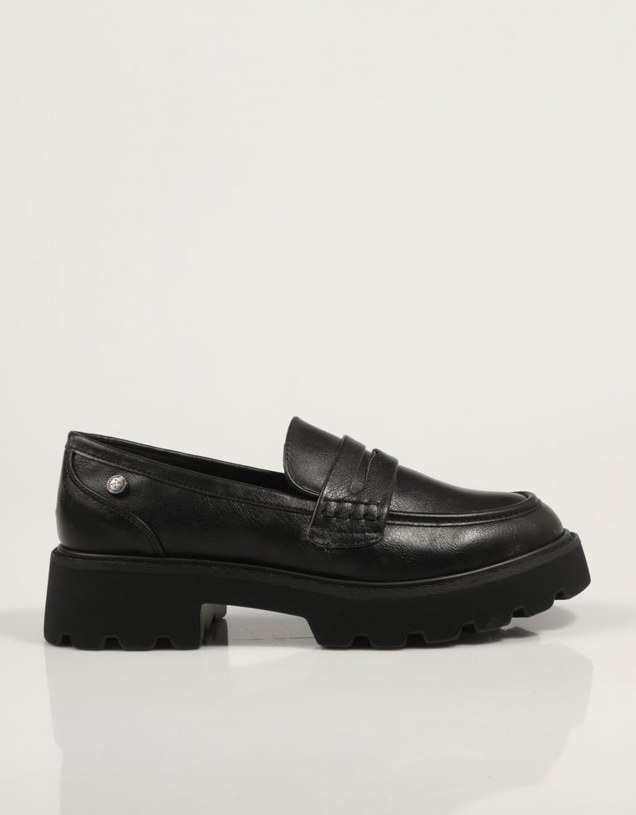 ZAPATOS SPORT XTI 142980 en color Negro