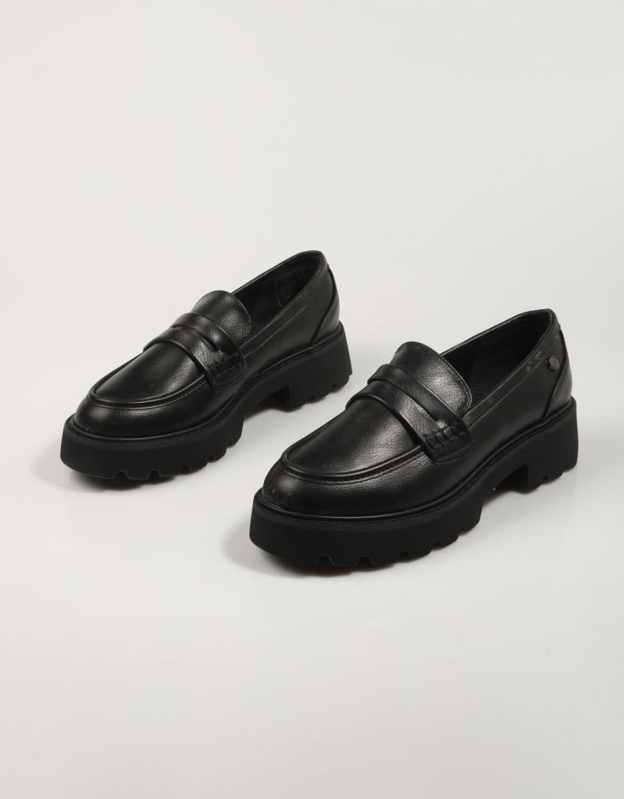 ZAPATOS SPORT XTI 142980 en color Negro