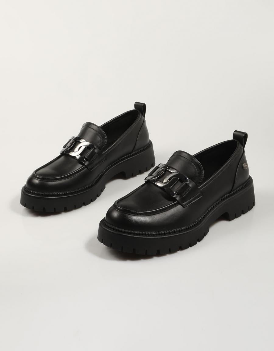 ZAPATOS SPORT XTI 143291 en color Negro